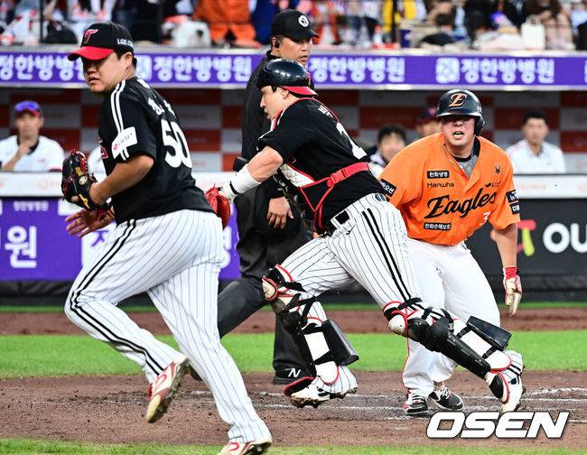 [OSEN=대전, 지형준 기자] 14일 대전 한화생명볼파크에서 2025 신한 SOL Bank KBO리그 한화 이글스와 LG 트윈스의 경기가 열렸다.LG가 40승 26패 1무(승률 .606)로 1위, 한화는 40승 27패(승률 .597)로 2위다. 0.5경기 차이다. 경기 결과에 따라 1위가 바뀔 수도 있다.&nbsp;이날 한화는 폰세, LG는 임찬규를 선발로 내세웠다.7회말 1사 1,3루에서 한화 안치홍이 황영묵의 스퀴즈 번트에 역전 득점을 올리고 있다. 2025.06.14 /jpnews@osen.co.kr
