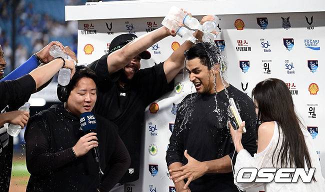 [OSEN=대구, 이석우 기자] 14일 대구삼성라이온즈파크에서 2025 신한 SOL 뱅크 KBO 리그 삼성 라이온즈와 KT 위즈의 경기가 열렸다. 홈팀 삼성은 후라도가, 방문팀 KT는 쿠에바스가 선발 출전했다. KT 위즈 쿠에바스가 삼성 라이온즈에 10-3으로 승리한 후 헤이수스의 축하 물세례를 받고 있다. 2025.06.14 / foto0307@osen.co.kr