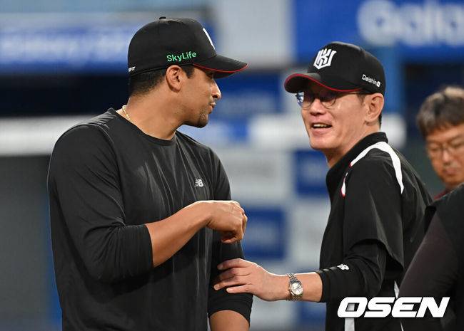 [OSEN=대구, 이석우 기자] 14일 대구삼성라이온즈파크에서 2025 신한 SOL 뱅크 KBO 리그 삼성 라이온즈와 KT 위즈의 경기가 열렸다. 홈팀 삼성은 후라도가, 방문팀 KT는 쿠에바스가 선발 출전했다. KT 위즈 쿠에바스가 삼성 라이온즈에 10-3으로 승리한 후 이강철 감독과 기쁨을 나누고 있다. 2025.06.14 / foto0307@osen.co.kr