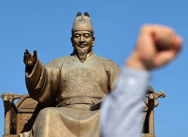 ▲ 2020년 10월 8일 서울 광화문광장에서 열린 '한국어 교원의 사회적 지위 보장·처우 개선 촉구 기자회견'에서 민주노총 전국대학노동조합 한국어교원 조합원이 관련 구호를 외치고 있다. ⓒ연합뉴스