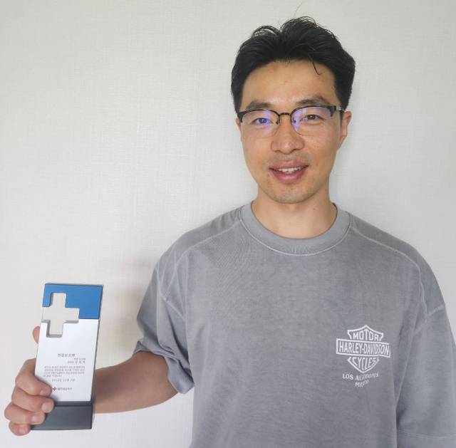 ▲ 전북자치도소방본부 임실소방서에서 근무 중인 황정택 소방위(45)는 14일 '세계 헌혈자의 날'에 119번째 헌혈을 했다. ⓒ프레시안