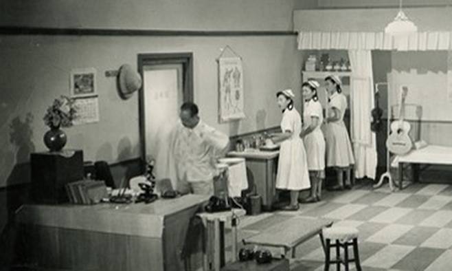 ‘청춘쌍곡선’ 세트촬영장 모습. 하얀 간호사복을 입은 김시스터즈가 키 순서대로 나란히 서 있다. 할리우드 영화 같은 구성이 흥미롭다.