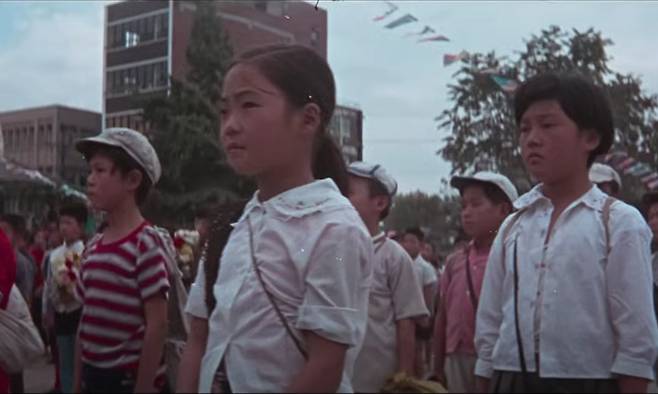 ‘수학여행’의 한 장면. 서울의 학생들과 선유도 학생들이 운동장에 함께 정렬해 서 있다. 카메라는 아이들의 질서정연한 모습을 연출한다. 학교의 군대화와 도농 간의 화합이 전시되는 장면이다.