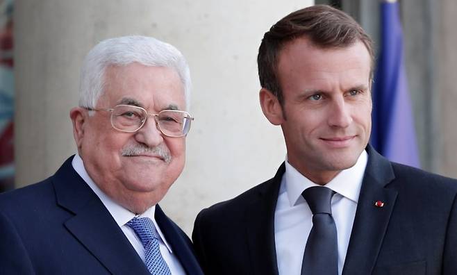 에마뉘엘 마크롱 프랑스 대통령(오른쪽)과 마흐무드 압바스 팔레스타인 자치정부 수반. 사진은 2018년 9월 압바스가 파리를 방문해 엘리제궁에서 마크롱과 만났을 때의 모습. 로이터연합뉴스