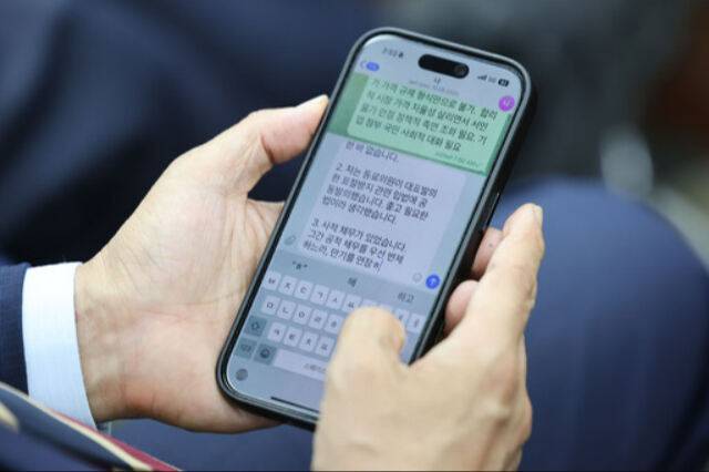 김민석 국무총리 후보자가 지난 13일 국회에서 열린 더불어민주당 원내대표 선출 의원총회에 참석해 최근 의혹 관련 글을 작성하고 있다. 뉴시스