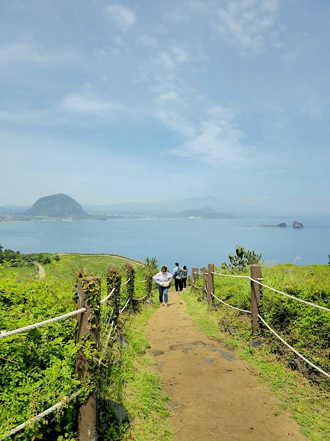 송악산 정상 가는 길.