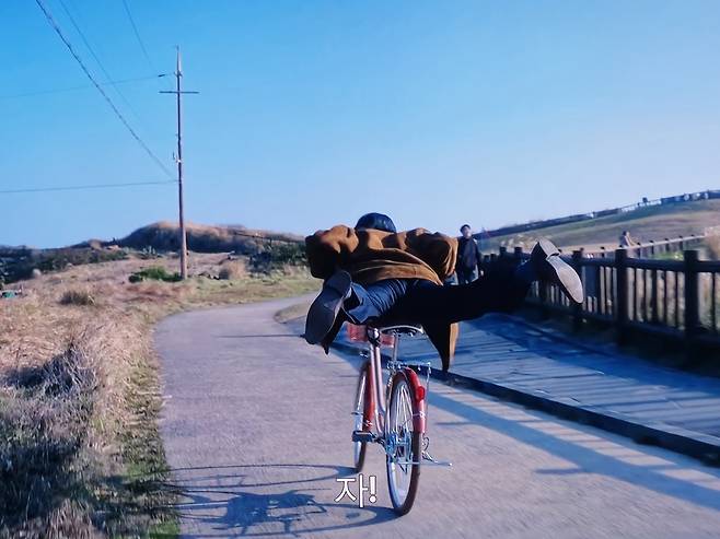 ‘폭싹 속았수다’&nbsp;학씨 아저씨 자전거 장면. 영상 캡처