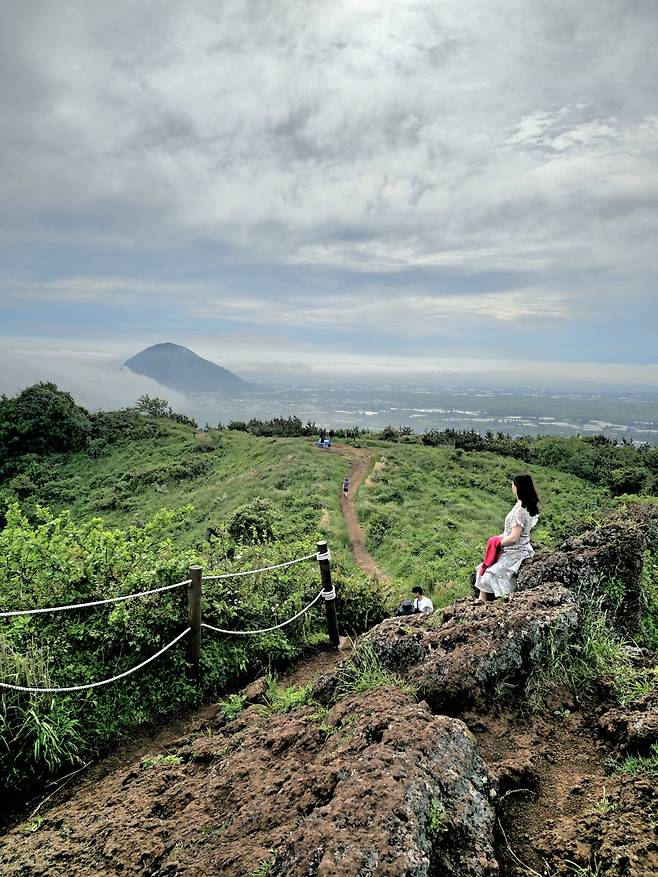 군산오름 정상에서 본 산방산.