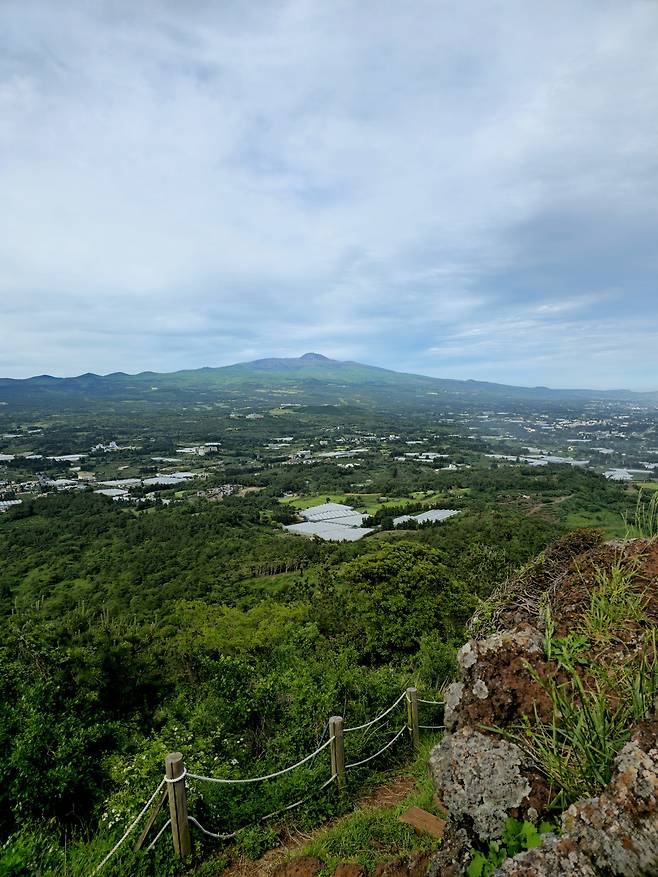 군산오름 정상에서 본 한라산.