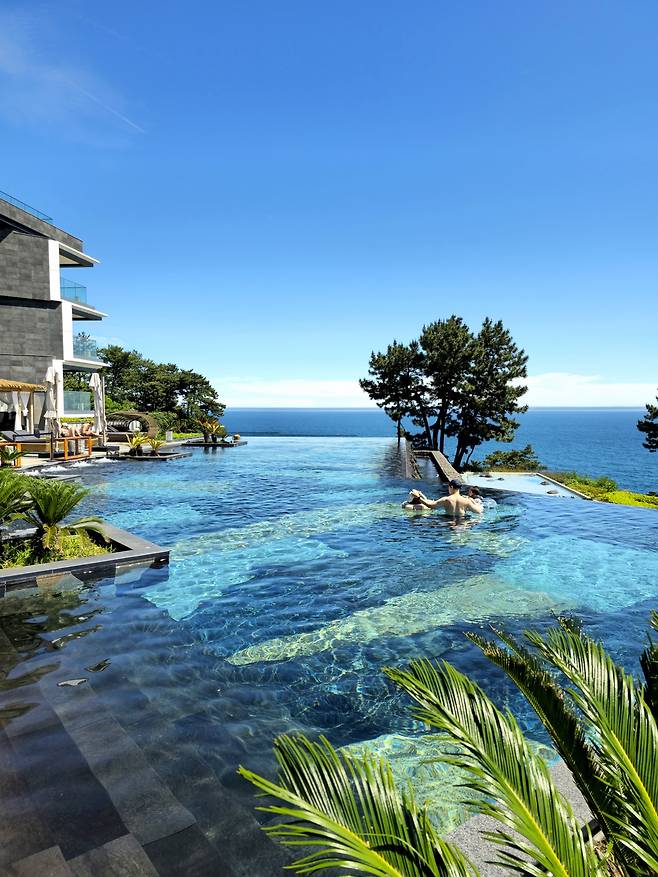 &nbsp;JW메리어트 제주 리조트&스파 인피니트풀.