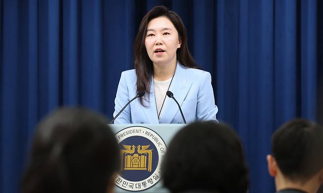 강유정 대통령실 대변인이 지난 13일 서울 용산구 대통령실 청사에서 오광수 민정수석비서관 사의 관련 브리핑을 하고 있다. 뉴스1