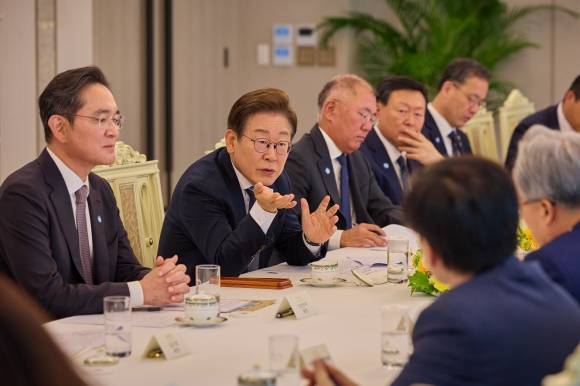 이재명 대통령, 6경제단체·기업인 간담회 - 이재명 대통령이 13일 서울 용산 대통령실 청사에서 6경제단체·기업인 간담회를 하고 있다. 2025.6.13 대통령실 제공