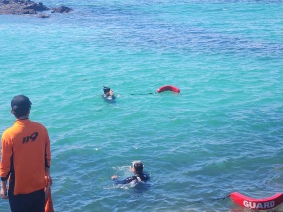 14일 오후 제주 함덕해수욕장에서 소방대원들이 10대 A군 구조 작업을 하고 있다. 제주소방안전본부 제공