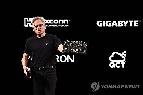 엔비디아 젠슨 황 CEO가 11일(현지시간) 프랑스 파리에서 열린 스타트업 박람회 '비바테크놀로지'에서 연설하고 있다. AFP연합뉴스