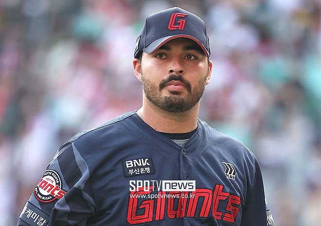 ▲ 롯데 팬들의 열정적인 응원에 감사함을 드러낸 알렉 감보아 ⓒ곽혜미 기자