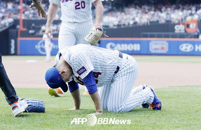 뉴욕 메츠 일본인 투수 센가 코다이(오른쪽에서 두 번째)가 13일(한국 시각) 워싱턴 내셔널스전에서 6회 1사 후 햄스트링 부상을 당한 뒤 고통스러워하고 있다. /AFPBBNews=뉴스1