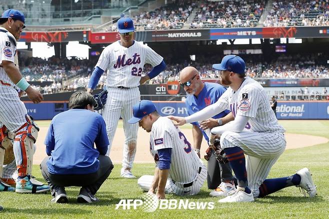 뉴욕 메츠 일본인 투수 센가 코다이(오른쪽에서 세 번째)가 13일(한국 시각) 워싱턴 내셔널스전에서 6회 1사 후 햄스트링 부상을 당한 뒤 상태를 살피고 있다. /AFPBBNews=뉴스1