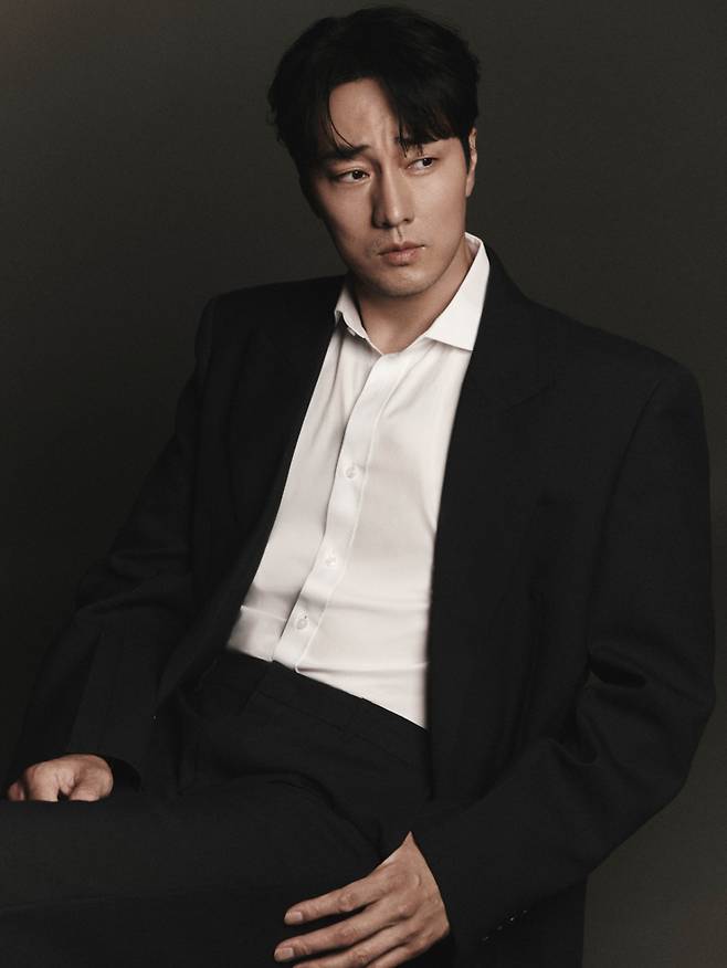 넷플릭스 오리지널 시리즈 '광장'의 주연배우 소지섭이 12일 진행된 인터뷰를 위해 포즈를 취하고 있다. /사진제공=넷플릭스