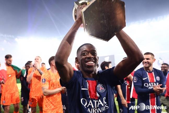 우스만 뎀벨레가 리그1 우승컵을 들고 기뻐하고 있다. /AFPBBNews=뉴스1