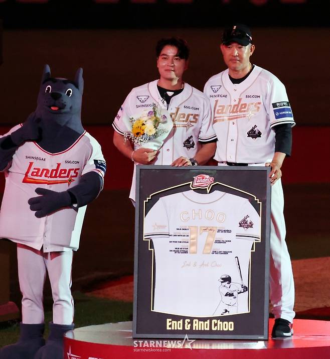 [포토]'기념유니폼 선물받은 추신수' 추추트레인 은퇴식