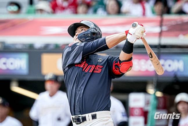 2회 솔로홈런을 쏘아올리는 김민성. /사진=롯데 자이언츠