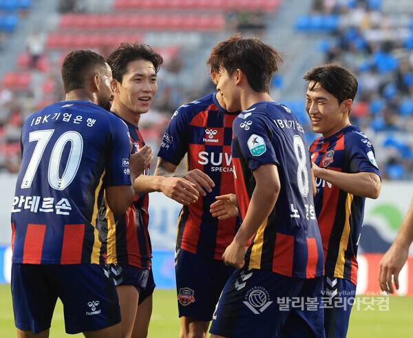 수원FC 노경호, 전반 41분 선제골을 성공시키고 선수들과 함께 기뻐하는 모습.