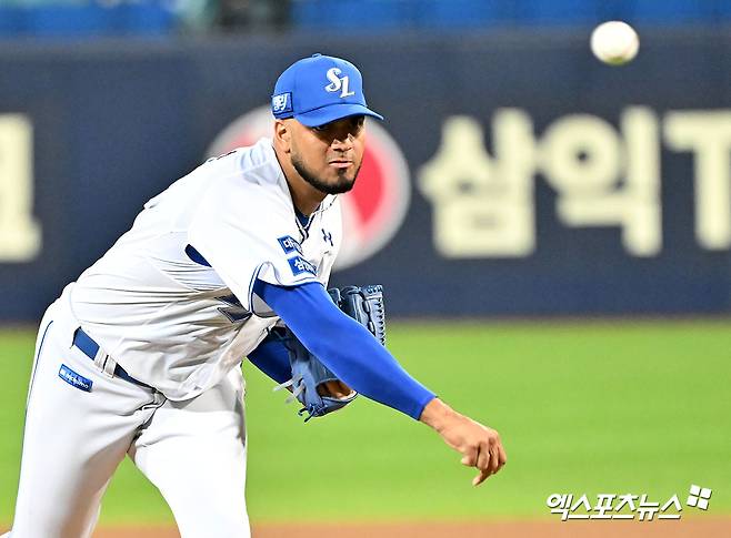 삼성 라이온즈 선발투수 데니 레예스가 지난해 포스트시즌 경기에 선발 등판해 투구하고 있다. 레예스는 재계약에 성공했지만 올해 세 차례나 부상으로 이탈한 끝에 결국 14일 방출됐다. 삼성은 조만간 새 외인과 계약을 확정할 예정이다. 엑스포츠뉴스 DB