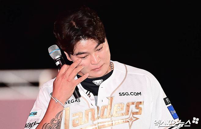 추신수 SSG 랜더스 구단주 보좌역이 14일 인천 SSG랜더스필드에서 열린 2025 신한 SOL Bank KBO리그 롯데 자이언츠와 경기 종료 후 공식 은퇴식을 진행하고 선수로서의 행보에 공식적으로 마침표를 찍었다. 사진 박지영 기자