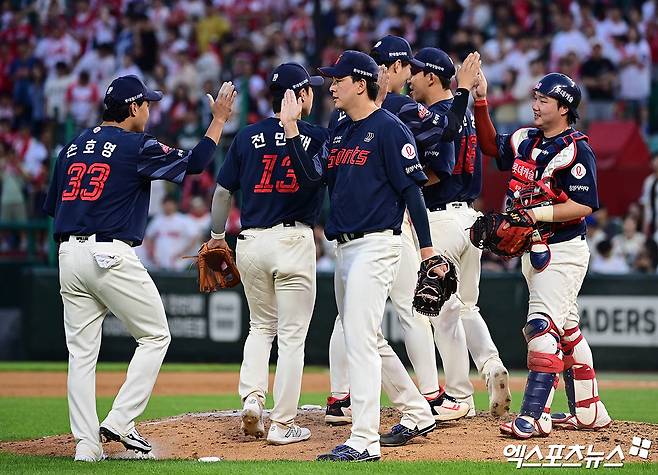 김태형 감독이 이끄는 롯데 자이언츠가 14일 인천 SSG랜더스필드에서 열린 2025 신한 SOL Bank KBO리그 SSG 랜더스와의 팀 간 10차전에서 4-2 승리를 거두고 3연승을 질주했다. 사진 박지영 기자