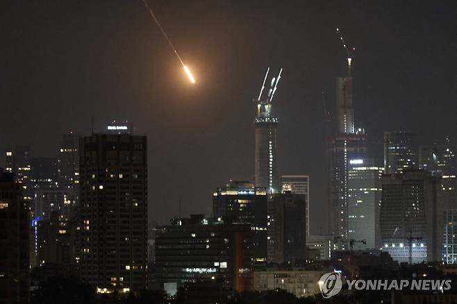 텔아비브 상공의 이란 미사일 (텔아비브 AP=연합뉴스) 이스라엘 텔아비브 상공에서 14일(현지시간) 목격된 이란 미사일 2025.6.14 photo@yna.co.kr