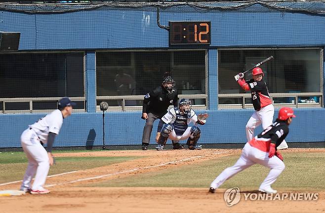 피치클록의 시대 (서울=연합뉴스) 이정훈 기자 = 13일 서울 잠실야구장에서 열린 2025 프로야구 KBO리그 KIA 타이거즈와 두산 베어스의 시범경기에서 피치클록이 운영되고 있다. 2025.3.13 uwg806@yna.co.kr