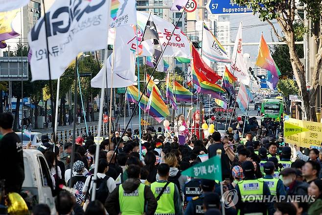 지난해 퀴어축제 거리 행진 [연합뉴스 자료사진. 재판매 및 DB 금지]