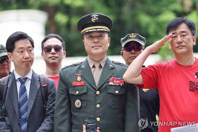2심 첫 공판 출석 앞두고 기자회견 하는 박정훈 대령 (서울=연합뉴스) 윤동진 기자 = 해병대 채모 상병 순직 사건과 관련해 1심에서 무죄를 선고받은 박정훈 대령(전 해병대 수사단장)이 지난 13일 서초구 서울고등법원에서 열리는 2심 1회 공판에 출석하기 앞서 기자회견을 갖고 있다. 2025.6.13 mon@yna.co.kr