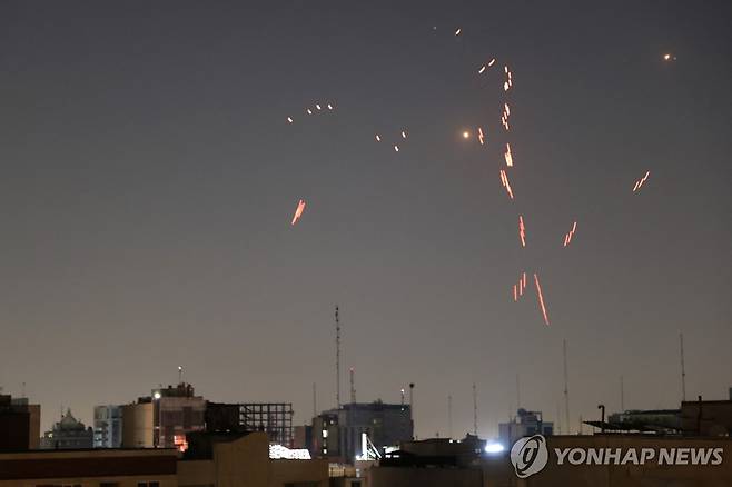 이란 테헤란 상공으로 발사되는 방공미사일 [WANA/로이터=연합뉴스]
