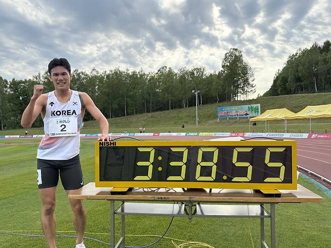 이재웅, 육상 남자 1,500ｍ 한국 신기록 달성 (서울=연합뉴스) 이재웅이 일본 시베츠시에서 열린 2025 호크렌 디스턴스챌린지 2차 대회, 남자부 1,500ｍ 경기에서 3분38초55의 한국 신기록을 세운 뒤, 기념 촬영을 하고 있다. [대한육상연맹 제공. 재판매 및 DB금지]