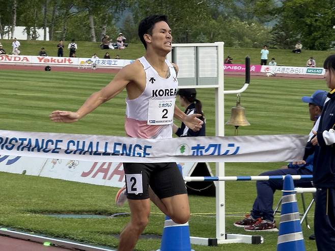 이재웅, 육상 남자 1,500ｍ 한국 신기록 (서울=연합뉴스) 이재웅이 일본 시베츠시에서 열린 2025 호크렌 디스턴스챌린지 2차 대회, 남자부 1,500ｍ 경기에서 3분38초55의 한국 신기록을 세운 뒤, 기념 촬영을 하고 있다. [대한육상연맹 제공. 재판매 및 DB금지]