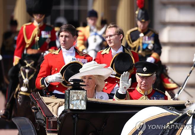 마차 타고 입장하는 찰스 3세와 커밀라 왕비 [EPA 연합뉴스]