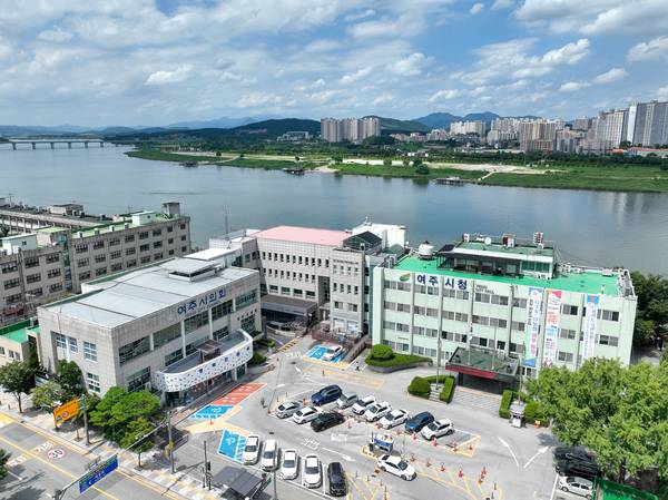 1979년에 준공된 여주시청 현 청사는 46년이 지나 노후화와 공간부족으로 시민불편이 심각한 상황이다. / 여주시 제공