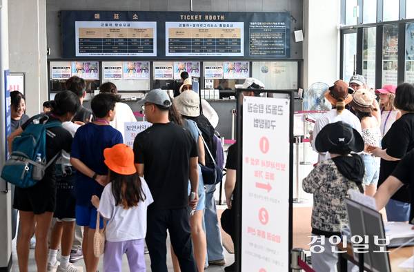 휴일인 15일 오전 파주시 임진각평화누리공원이 안보관광을 하러 온 관광객들로 북적이고 있다. 2025.6.15 /최은성기자 ces7198@kyeongin.com