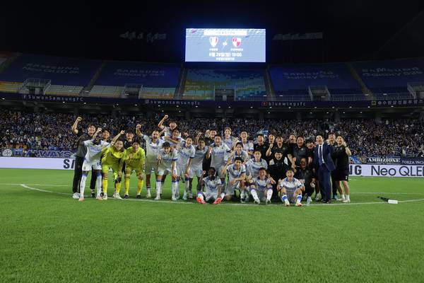 ‘K리그2 빅매치’인 수원 삼성과 인천 유나이티드의 맞대결에서 인천이 또 다시 웃었다. 인천은 15일 수원월드컵경기장에서 열린 수원과의 리그 16라운드 후 기념사진을 찍고 있다. 2025.6.15 /한국프로축구연맹 제공