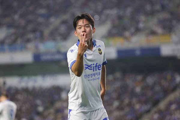 인천유나이티드 박승호가 15일 수원월드컵경기장에서 열린 수원삼성과의 리그 16라운드 경기에서 골을 넣고 숫자 2를 가리키며 멀티골을 표현하고 있다. 2025.6.15 /한국프로축구연맹 제공