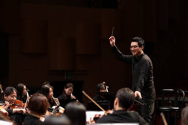 이건상 감독이 무대에서 화성시 오케스트라를 지휘하고 있다. 사진=화성시문화관광재단