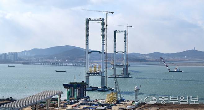 청라국제도시와 영종국제도시를 연결하는 왕복 6차로 4.6㎞ 제3연륙교 주탑 공사가 진행되는 모습.중부포토DB