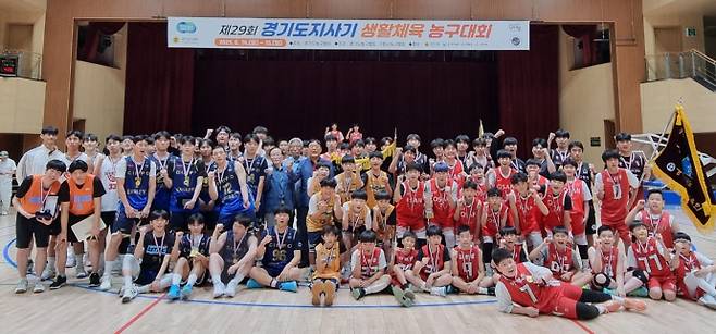 제29회 경기도지사기 생활체육 농구대회 폐회식서 입상팀들이 함께 기념촬영을 하고 있다. 사진=경기도농구협회