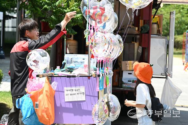 2025 송도굿마켓 행사에서 한 어린이가 풍선을 고르고 있다.정선식기자