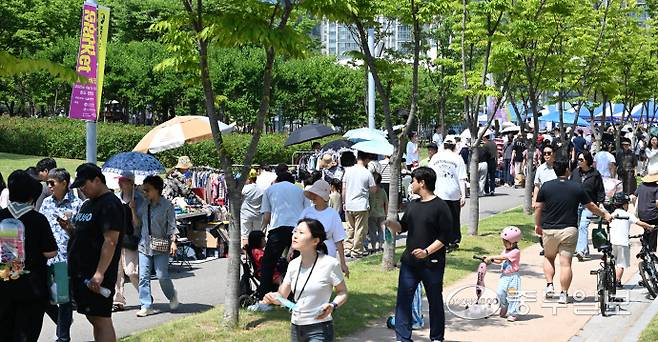 14일 인천시 연수구 송도 센트럴파크에서 열린 송도굿마켓 행사에서 많은 시민들이 마켓을 즐기고 있다.정선식기자