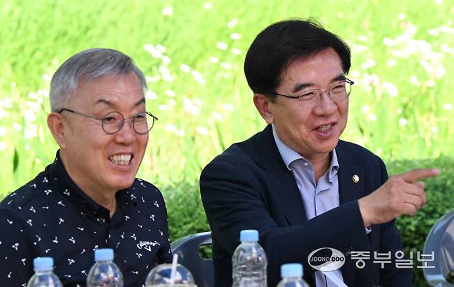 2025 송도굿마케을 찾은 정일영 국회의원이 버스킹을 보며 김광범 중부일보 사장과 이야기를 나누고 있다.정선식기자