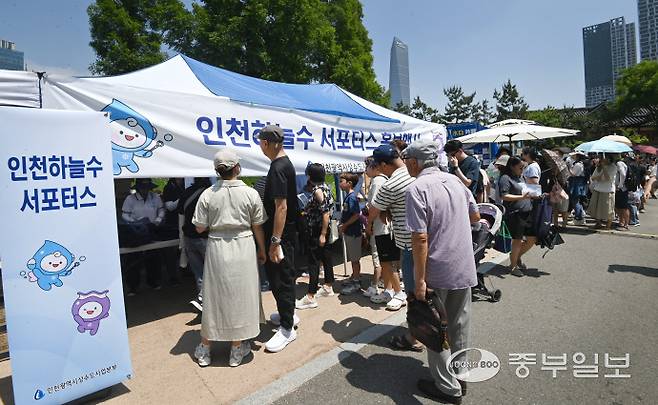 14일 인천시 연수구 송도 센트럴파크에서 열린 송도굿마켓 행사 하늘수부스에 많은 시민들이 참여하고 있다.정선식기자