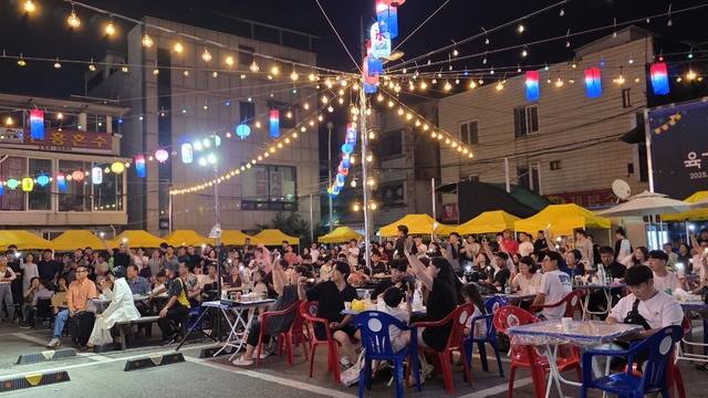 ▲ 지난 14일 충북 청주육거리시장에서 열린 '육거리야시장 만원' 행사에서 시민들이 음식과 무대 공연을 즐기고 있다. /남연우 기자