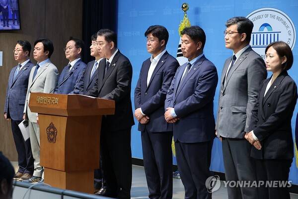 더불어민주당 김병기 신임 원내대표가 15일 서울 여의도 국회 소통관에서 원내대표단 인선을 발표하고 있다. 왼쪽부터 문금주 대변인, 김현정 대변인, 허영 정책수석, 문진석 운영수석, 김병기 원내대표, 박상혁 소통수석, 이기헌 비서실장, 김남근 민생부대표, 백승아 대변인. /연합뉴스